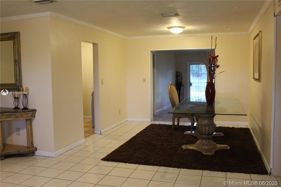 Vendido Recientemente: $329,900 (5 camas, 3 baños, 2379 Pies cuadrados)