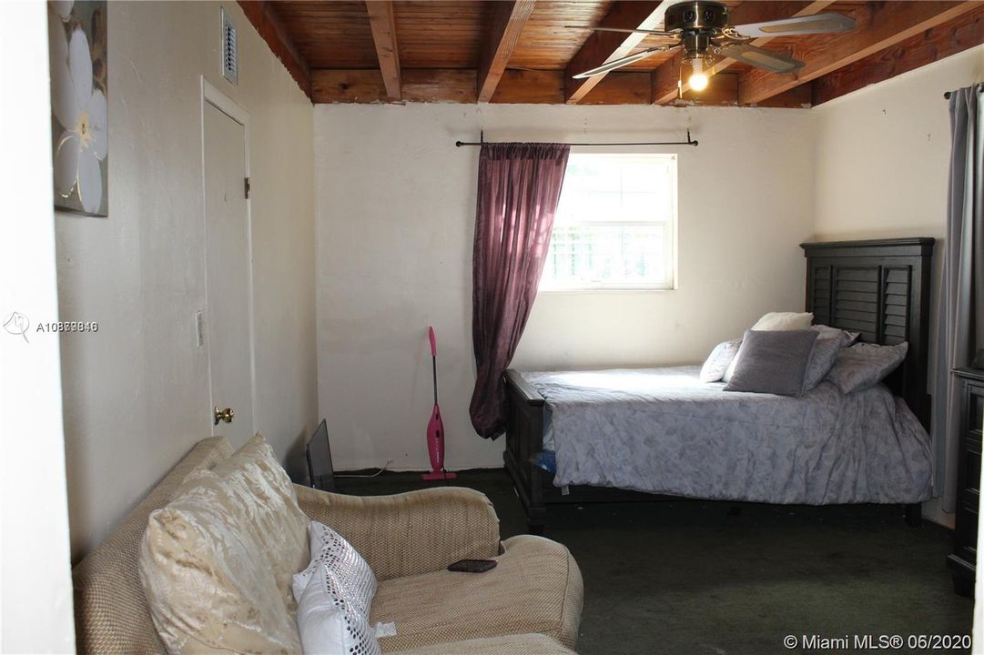 Vendido Recientemente: $329,900 (5 camas, 3 baños, 2379 Pies cuadrados)