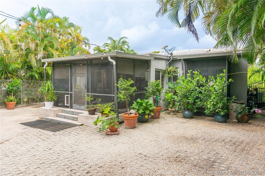 Recently Sold: $439,900 (3 beds, 2 baths, 1062 Square Feet)