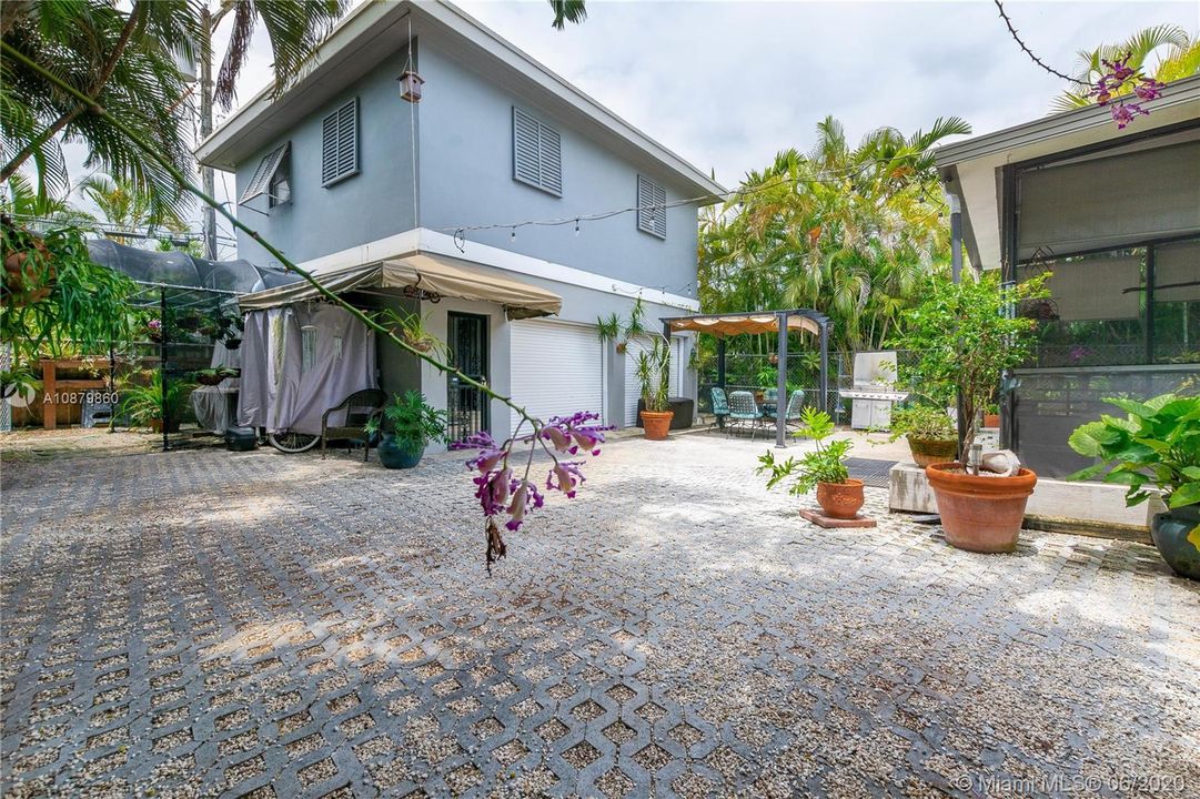 Recently Sold: $439,900 (3 beds, 2 baths, 1062 Square Feet)