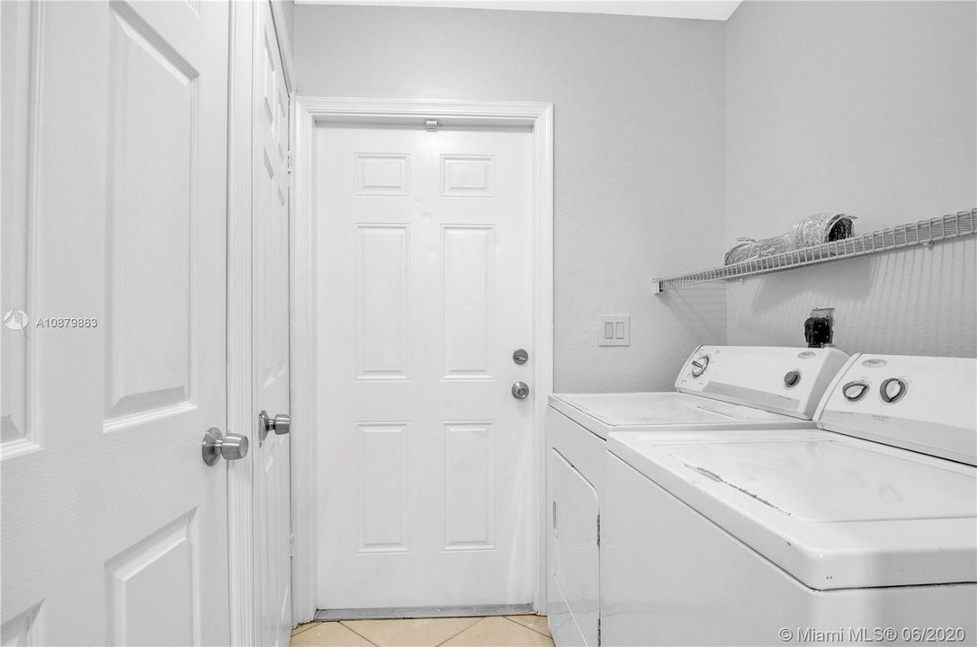 Vendido Recientemente: $315,000 (5 camas, 2 baños, 1952 Pies cuadrados)