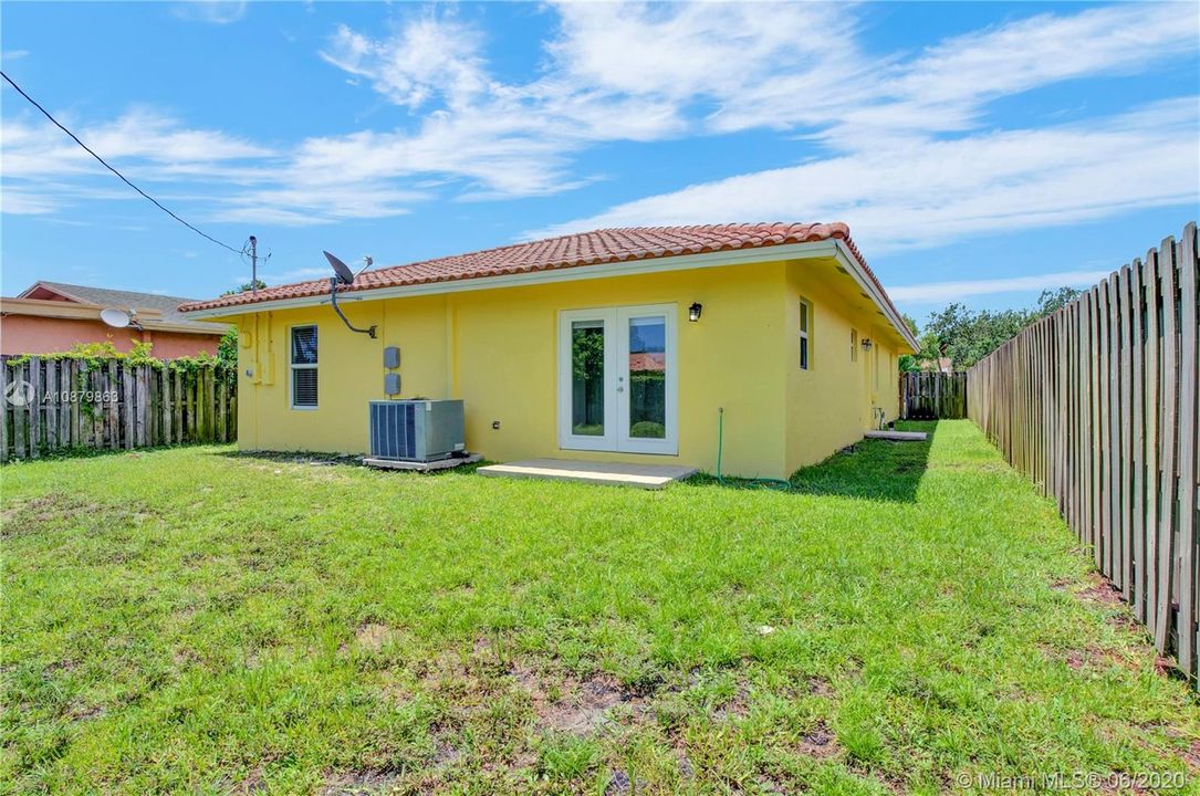 Vendido Recientemente: $315,000 (5 camas, 2 baños, 1952 Pies cuadrados)