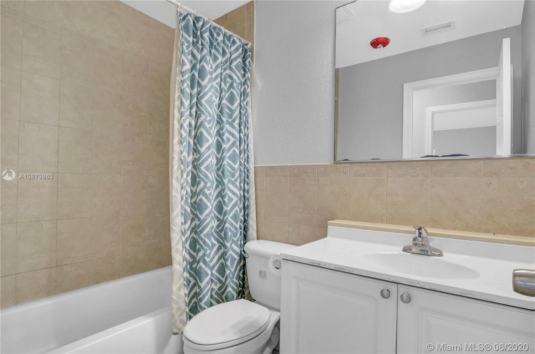 Vendido Recientemente: $315,000 (5 camas, 2 baños, 1952 Pies cuadrados)