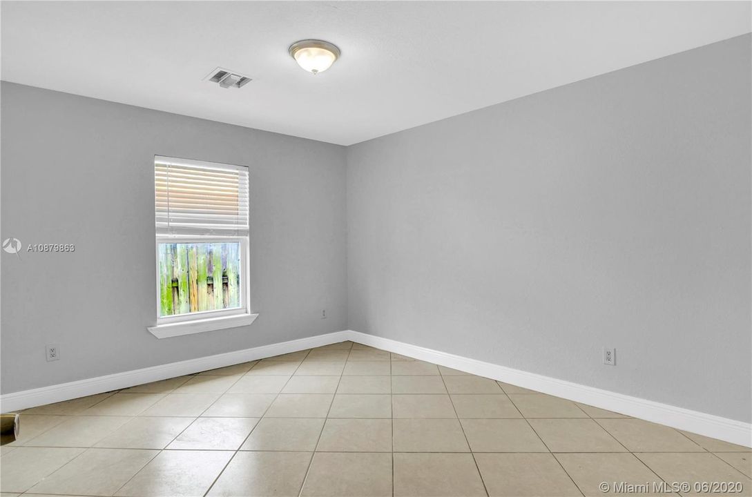 Vendido Recientemente: $315,000 (5 camas, 2 baños, 1952 Pies cuadrados)