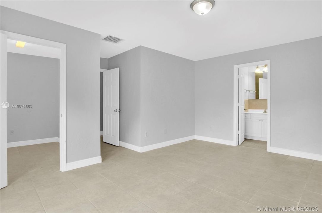 Vendido Recientemente: $315,000 (5 camas, 2 baños, 1952 Pies cuadrados)