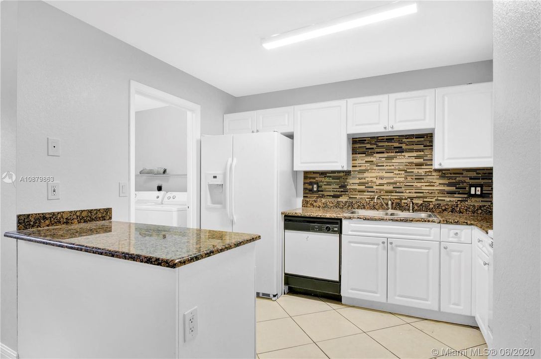 Vendido Recientemente: $315,000 (5 camas, 2 baños, 1952 Pies cuadrados)
