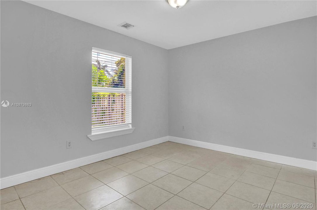 Vendido Recientemente: $315,000 (5 camas, 2 baños, 1952 Pies cuadrados)