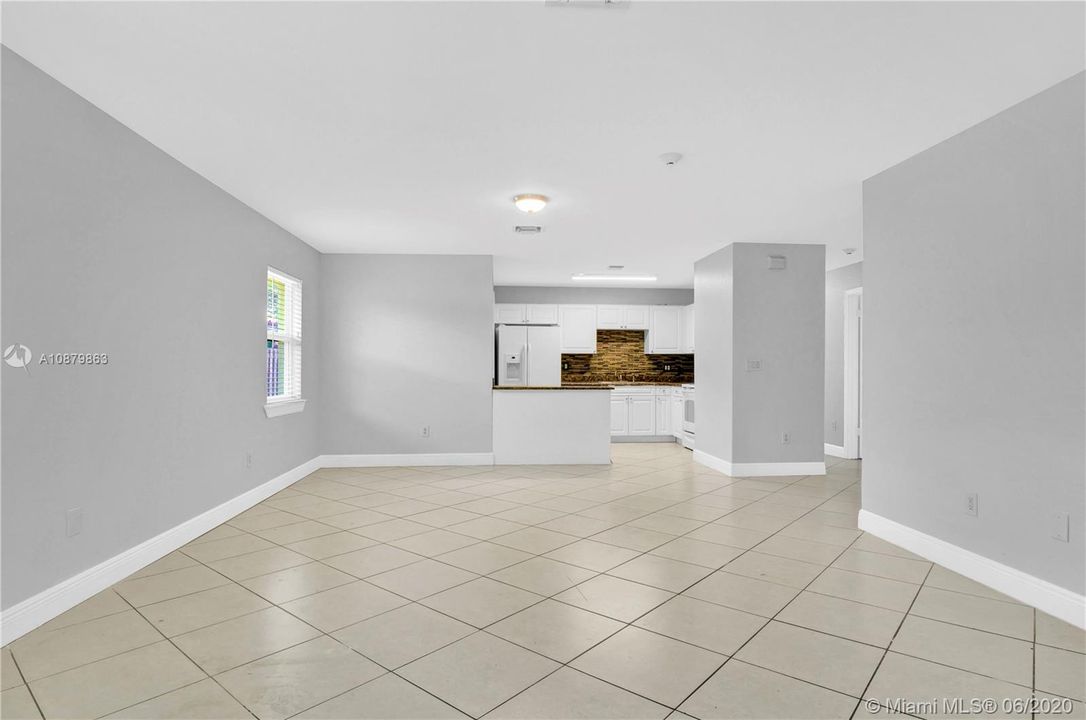 Vendido Recientemente: $315,000 (5 camas, 2 baños, 1952 Pies cuadrados)