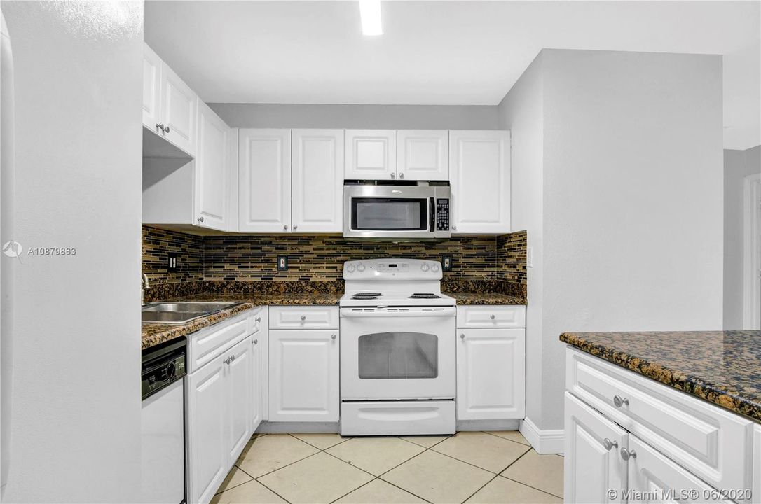 Vendido Recientemente: $315,000 (5 camas, 2 baños, 1952 Pies cuadrados)