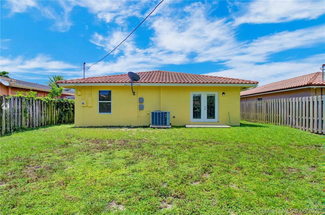 Vendido Recientemente: $315,000 (5 camas, 2 baños, 1952 Pies cuadrados)