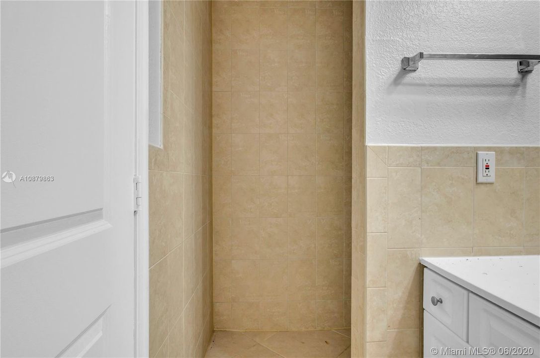 Vendido Recientemente: $315,000 (5 camas, 2 baños, 1952 Pies cuadrados)