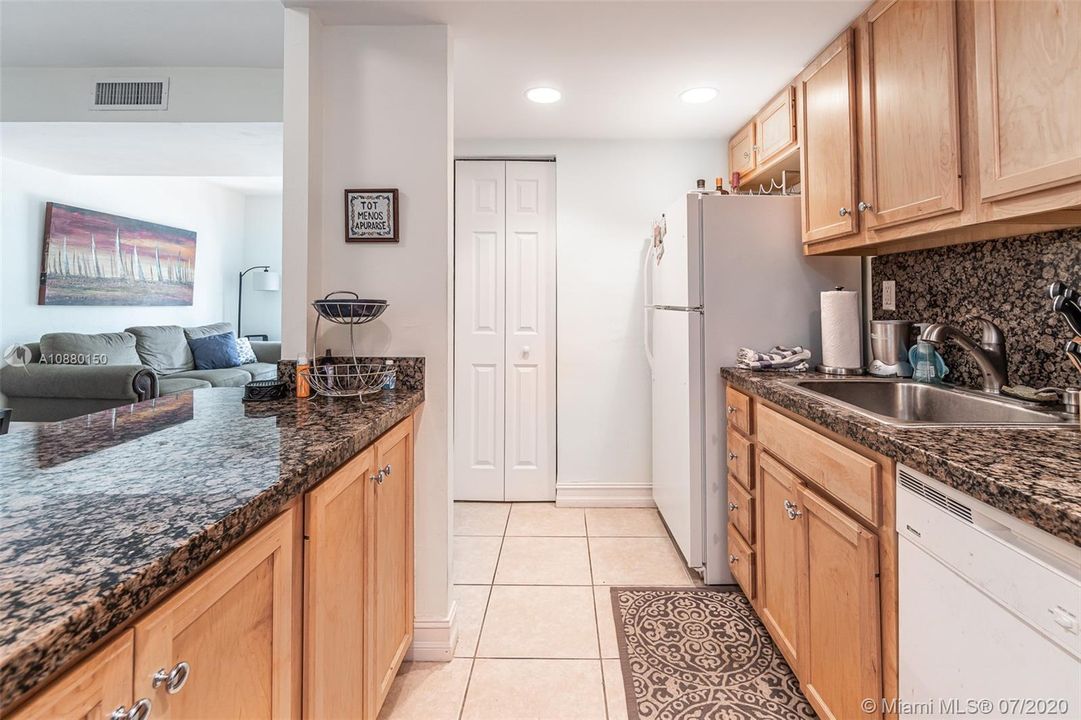 Recently Sold: $335,000 (1 beds, 1 baths, 871 Square Feet)