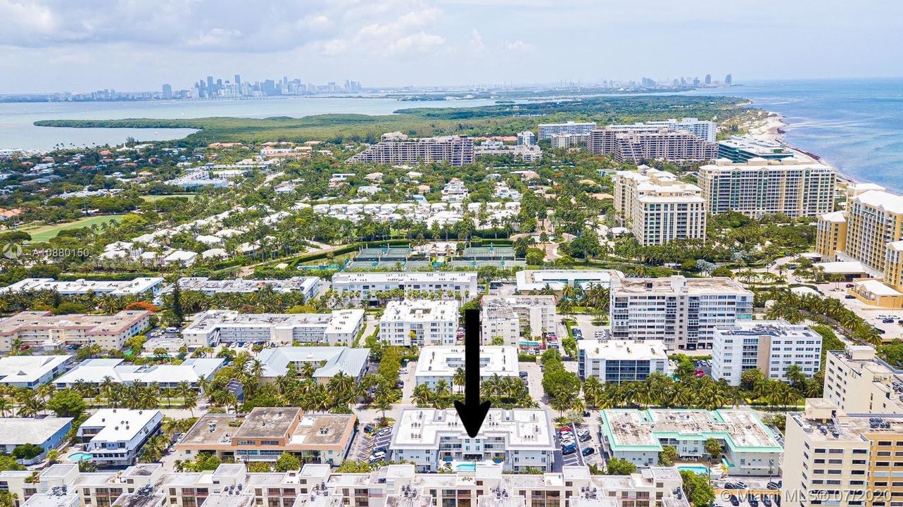 AERIAL VIEW & SURROUNDINGS