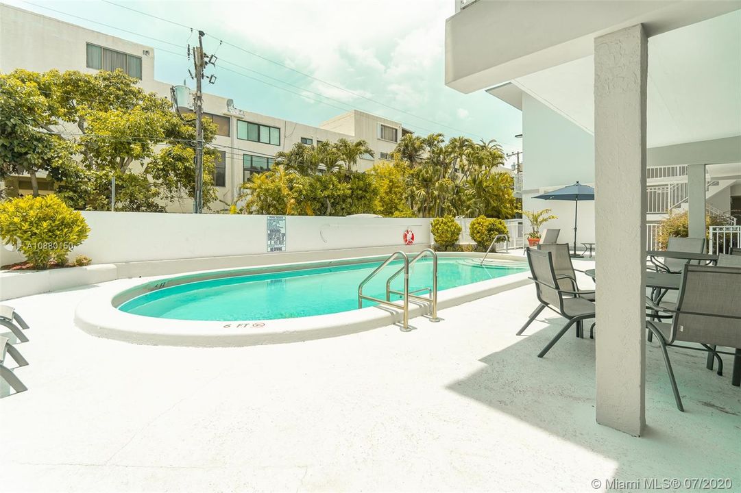 Recently Sold: $335,000 (1 beds, 1 baths, 871 Square Feet)