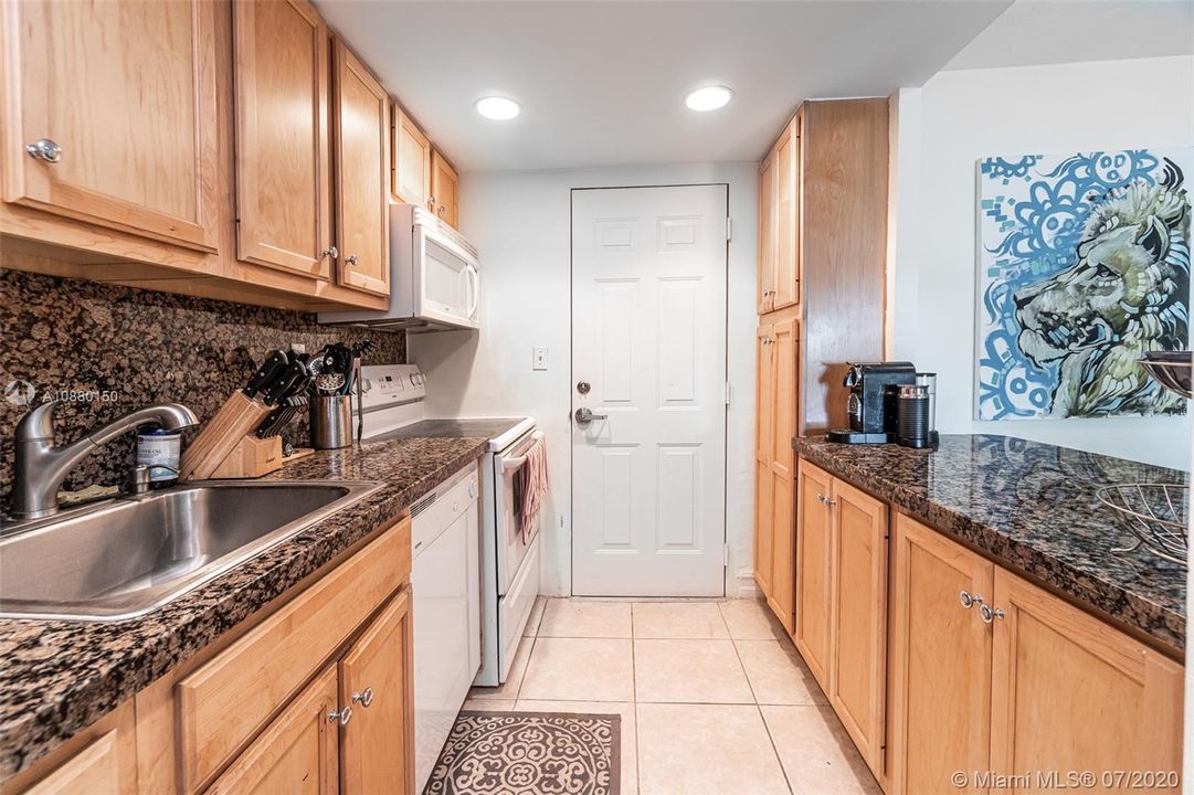 Recently Sold: $335,000 (1 beds, 1 baths, 871 Square Feet)