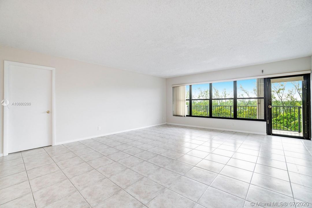 Vendido Recientemente: $309,900 (2 camas, 2 baños, 1290 Pies cuadrados)