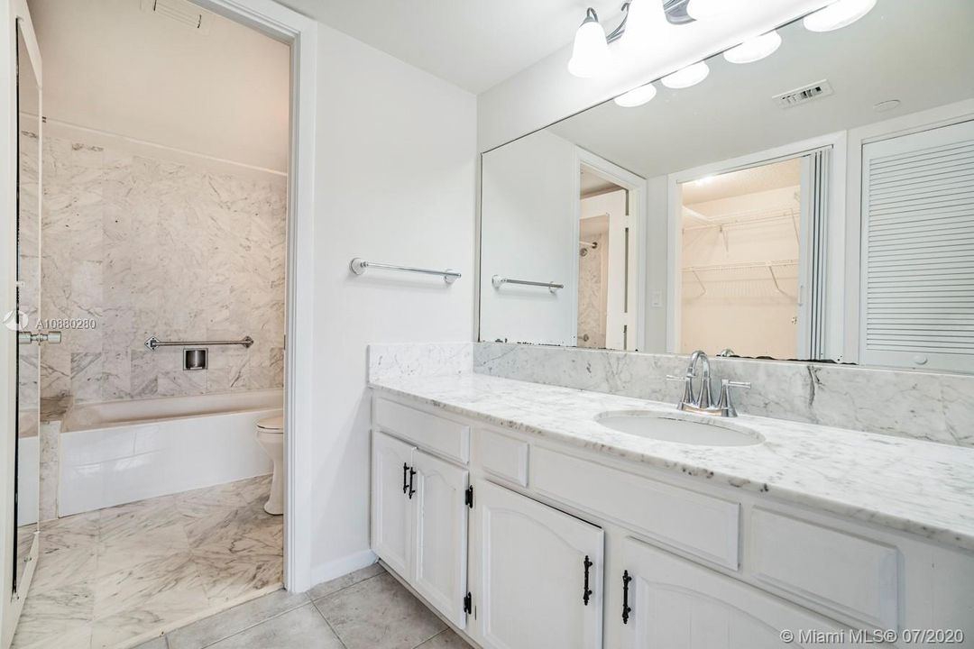Vendido Recientemente: $309,900 (2 camas, 2 baños, 1290 Pies cuadrados)