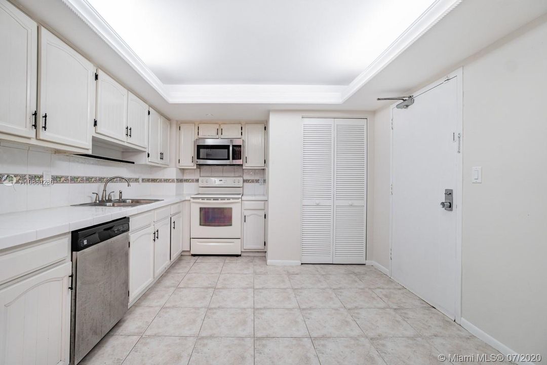 Vendido Recientemente: $309,900 (2 camas, 2 baños, 1290 Pies cuadrados)