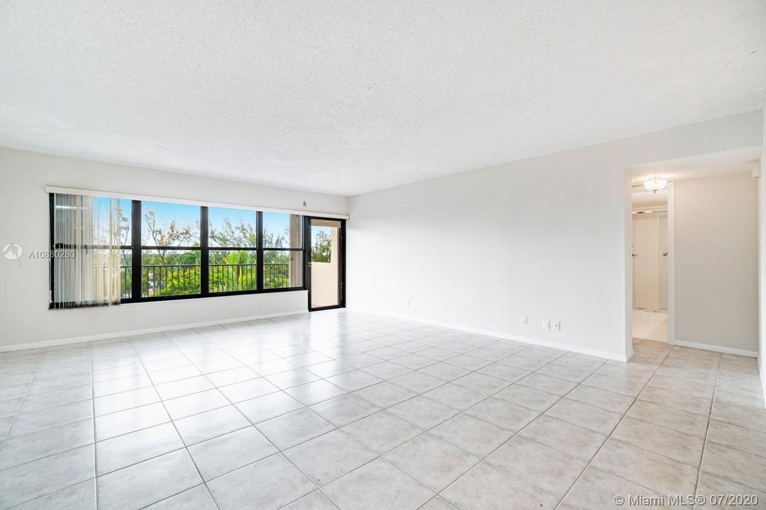 Vendido Recientemente: $309,900 (2 camas, 2 baños, 1290 Pies cuadrados)