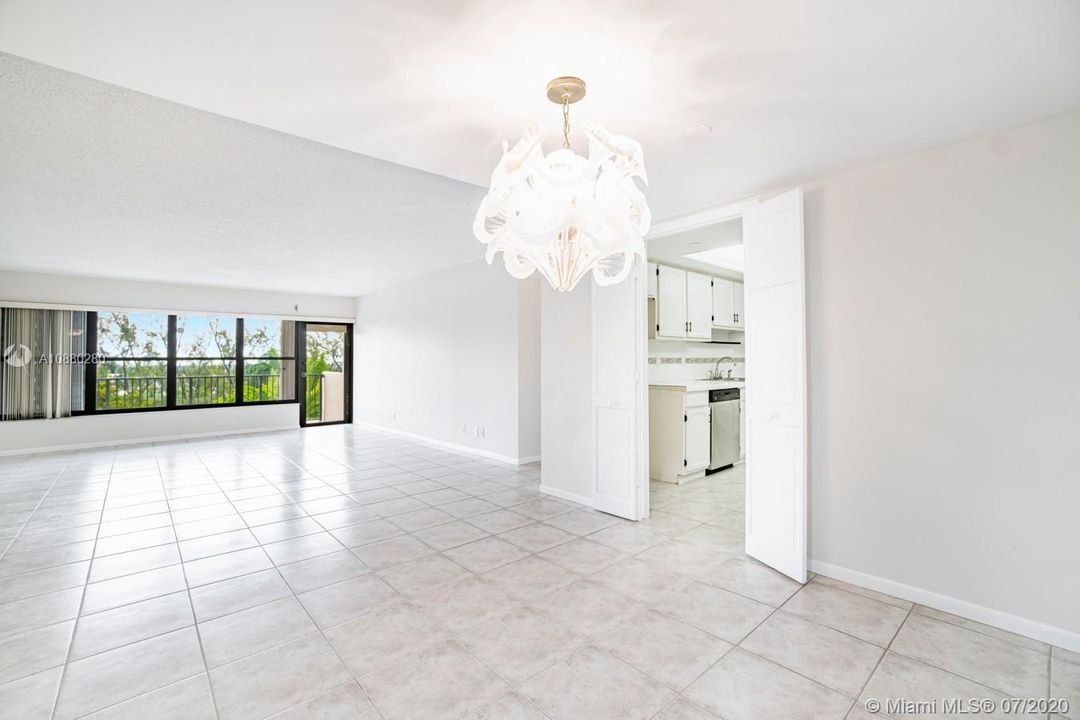 Vendido Recientemente: $309,900 (2 camas, 2 baños, 1290 Pies cuadrados)