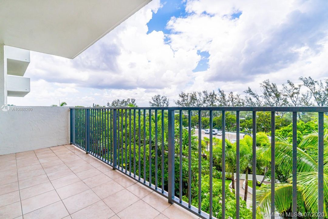 Vendido Recientemente: $309,900 (2 camas, 2 baños, 1290 Pies cuadrados)