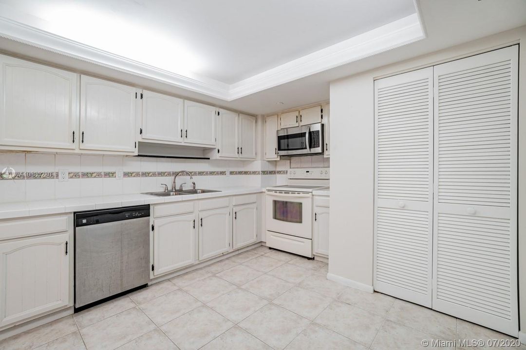 Vendido Recientemente: $309,900 (2 camas, 2 baños, 1290 Pies cuadrados)
