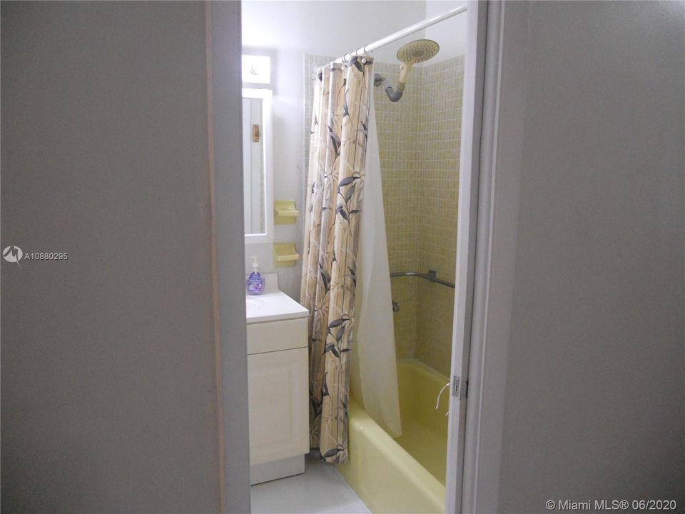 最近售出: $42,000 (0 贝兹, 1 浴室, 427 平方英尺)