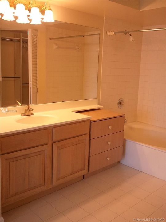 Recientemente alquilado: $2,025 (2 camas, 2 baños, 910 Pies cuadrados)