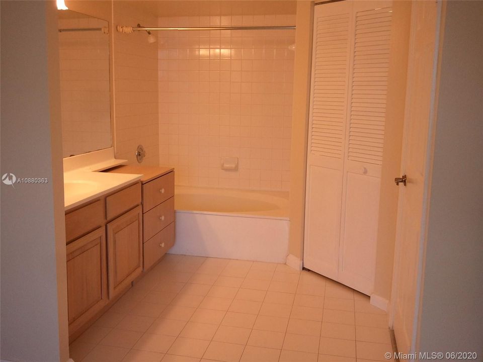 Recientemente alquilado: $2,025 (2 camas, 2 baños, 910 Pies cuadrados)