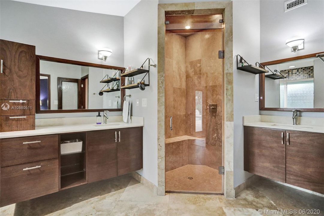 最近售出: $689,999 (4 贝兹, 3 浴室, 3038 平方英尺)