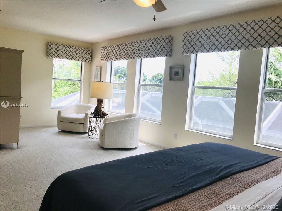 Recently Sold: $320,000 (4 beds, 3 baths, 2556 Square Feet)
