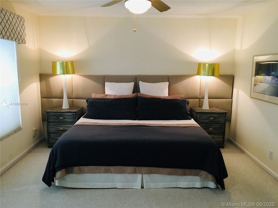 Recently Sold: $320,000 (4 beds, 3 baths, 2556 Square Feet)