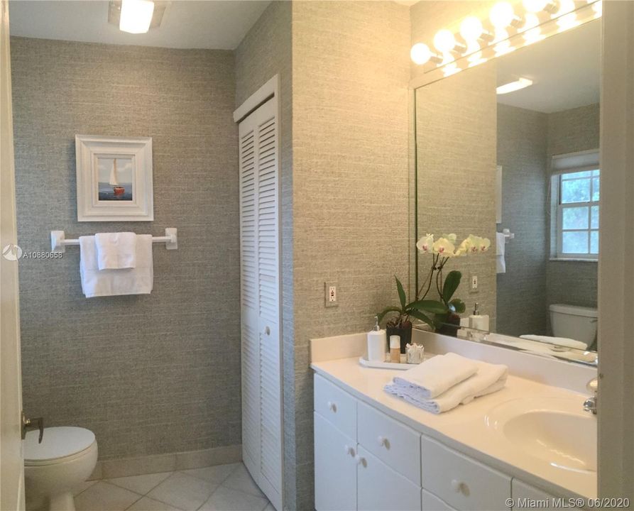 Recently Sold: $320,000 (4 beds, 3 baths, 2556 Square Feet)