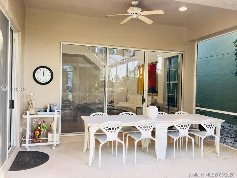 Recently Sold: $320,000 (4 beds, 3 baths, 2556 Square Feet)