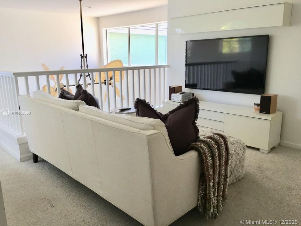 Recently Sold: $320,000 (4 beds, 3 baths, 2556 Square Feet)