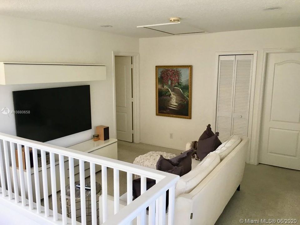 Recently Sold: $320,000 (4 beds, 3 baths, 2556 Square Feet)