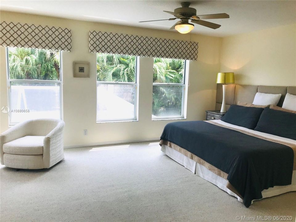 Recently Sold: $320,000 (4 beds, 3 baths, 2556 Square Feet)