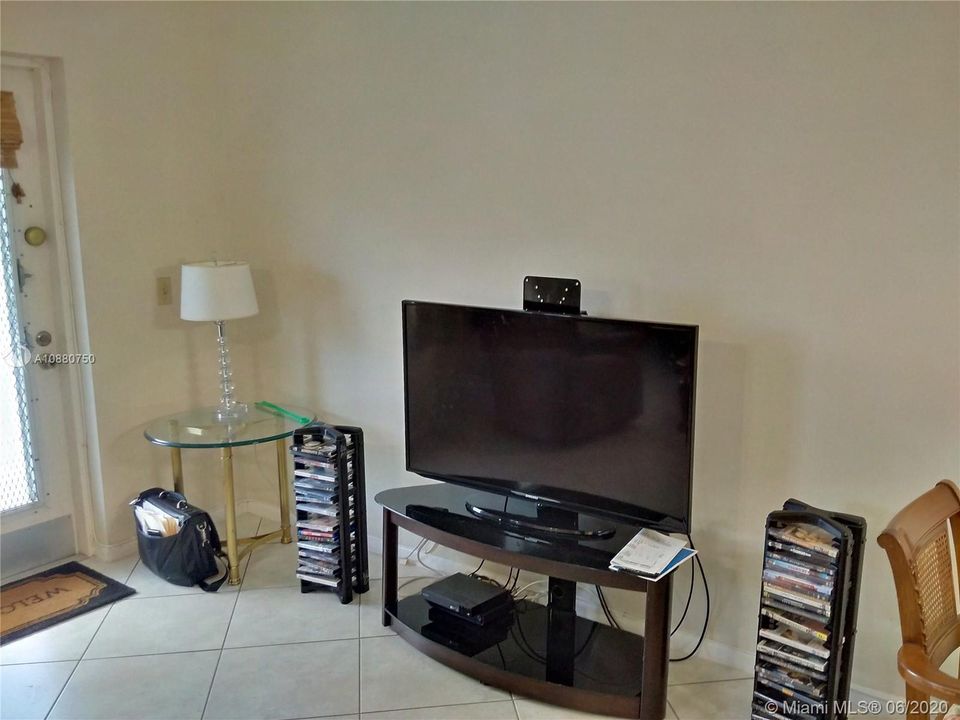 Vendido Recientemente: $55,000 (1 camas, 1 baños, 700 Pies cuadrados)