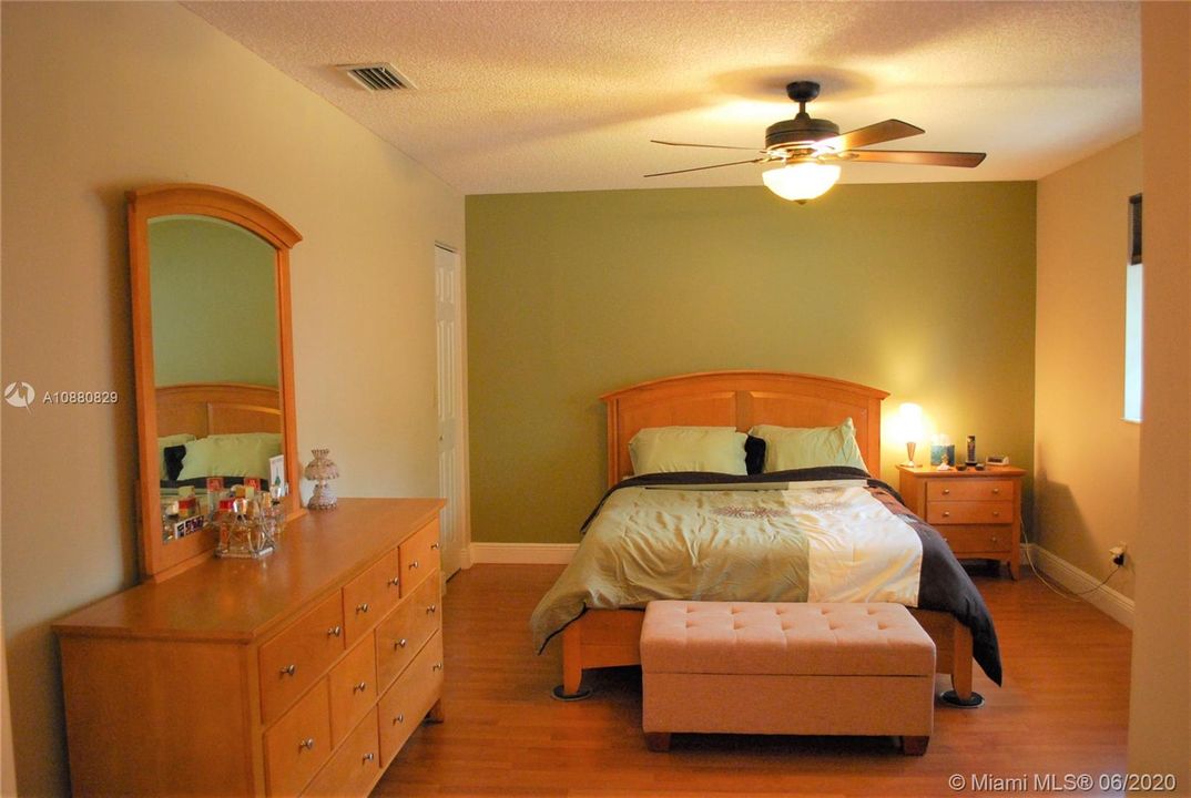 Master Bedroom w/Walk-in Closet