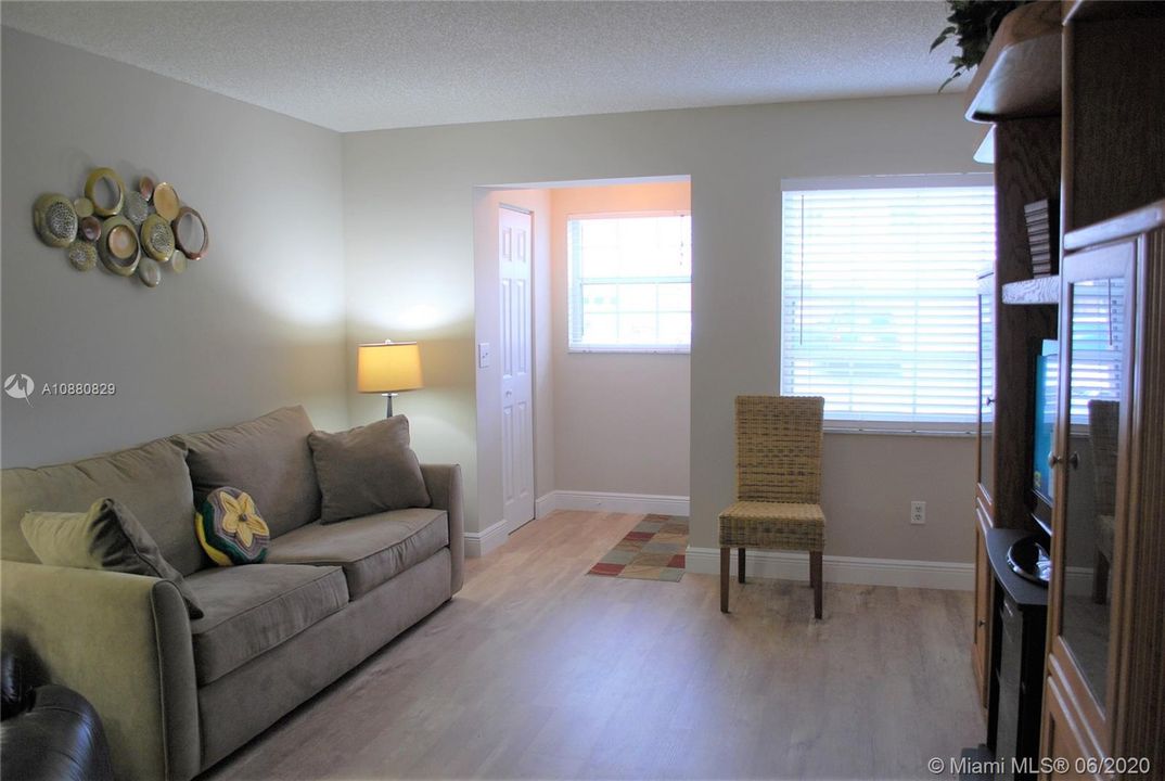Vendido Recientemente: $309,900 (3 camas, 2 baños, 1488 Pies cuadrados)