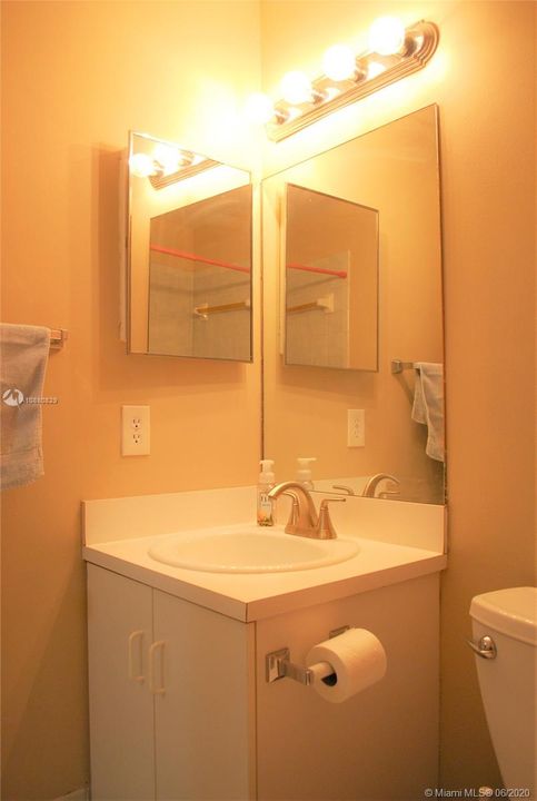 Upstairs 2nd Full Bathroom