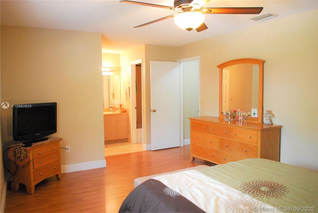 Vendido Recientemente: $309,900 (3 camas, 2 baños, 1488 Pies cuadrados)