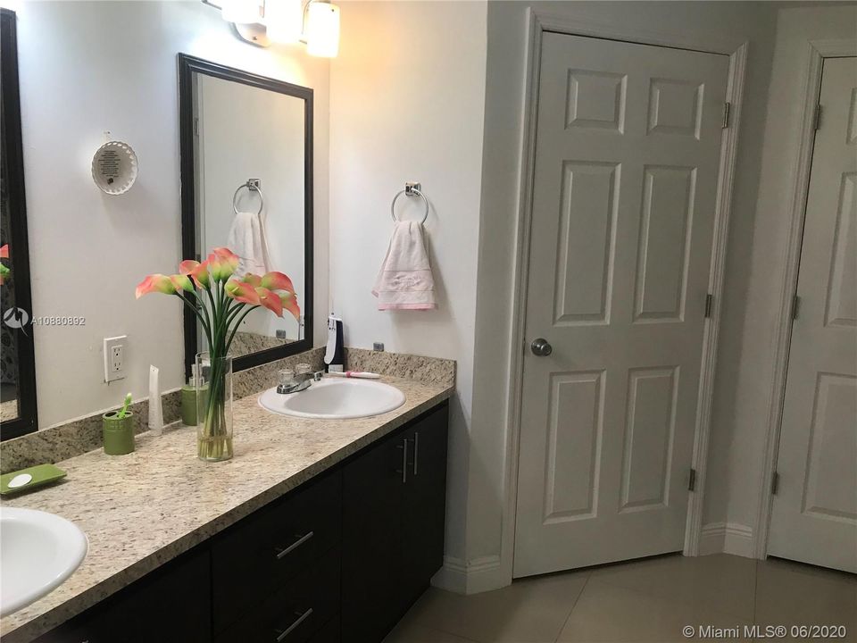 Vendido Recientemente: $165,000 (3 camas, 2 baños, 1690 Pies cuadrados)