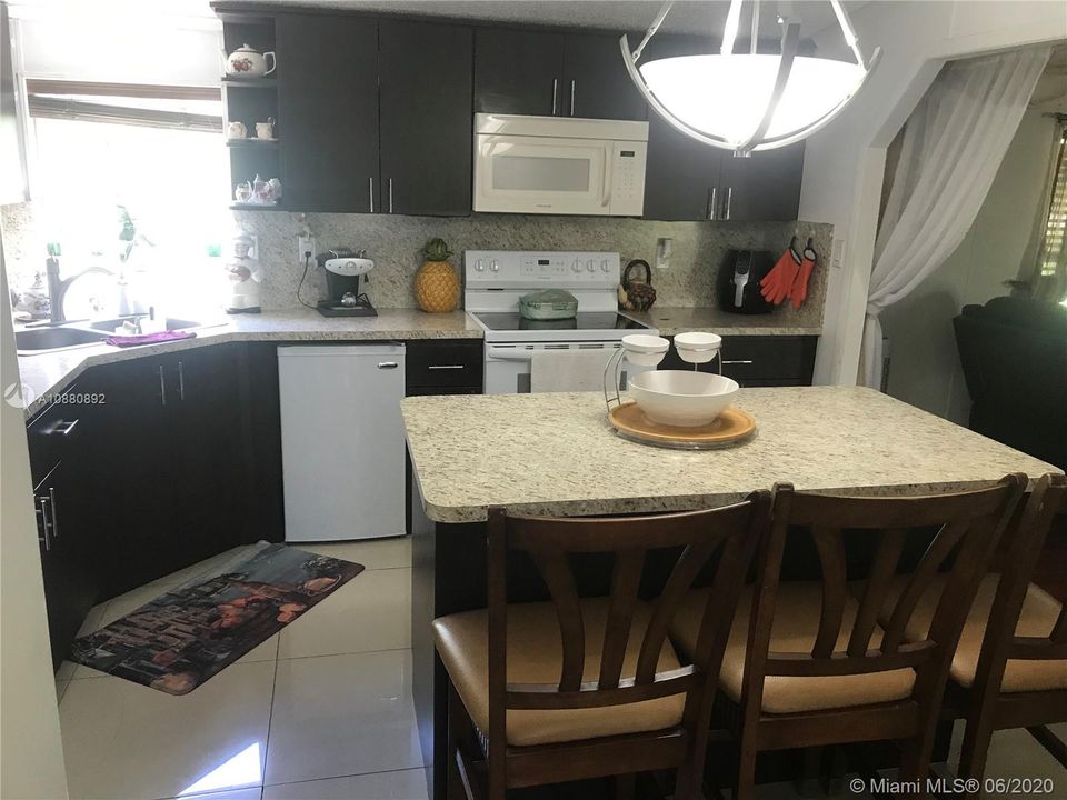 Vendido Recientemente: $165,000 (3 camas, 2 baños, 1690 Pies cuadrados)