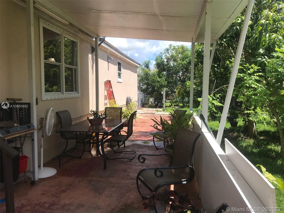 Vendido Recientemente: $165,000 (3 camas, 2 baños, 1690 Pies cuadrados)