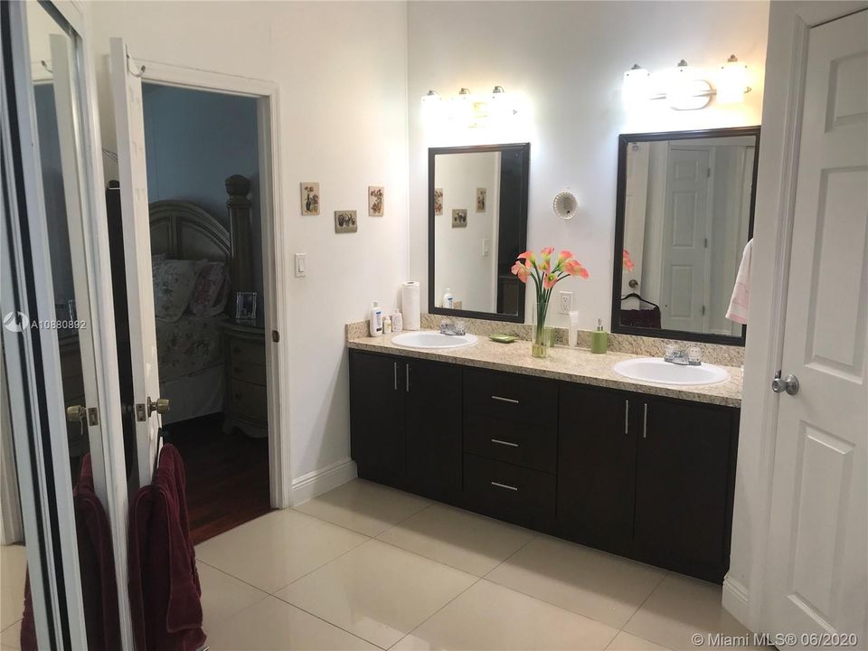 Vendido Recientemente: $165,000 (3 camas, 2 baños, 1690 Pies cuadrados)