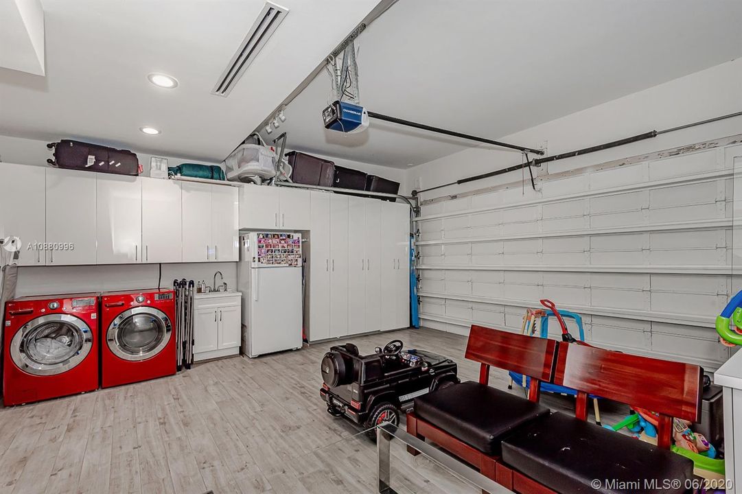 Recientemente alquilado: $5,450 (3 camas, 3 baños, 2378 Pies cuadrados)
