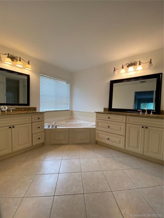 Recently Rented: $3,900 (6 beds, 4 baths, 3092 Square Feet)