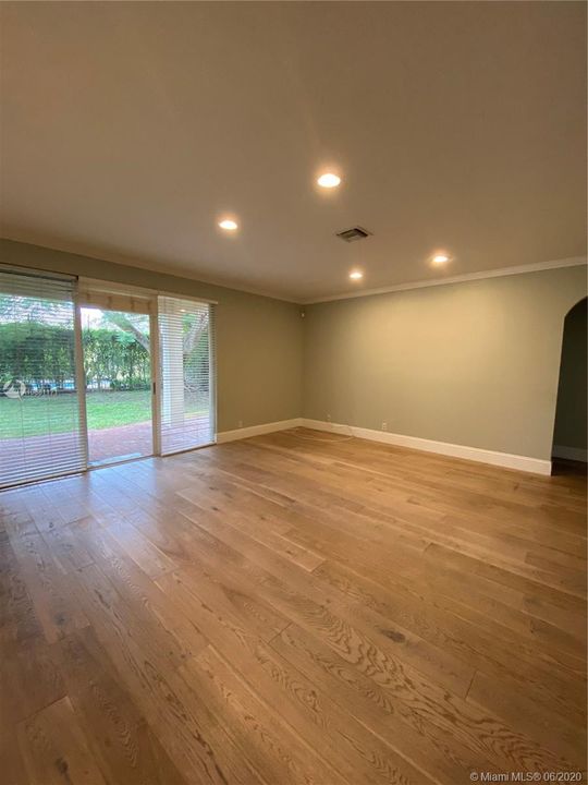 Recently Rented: $3,900 (6 beds, 4 baths, 3092 Square Feet)