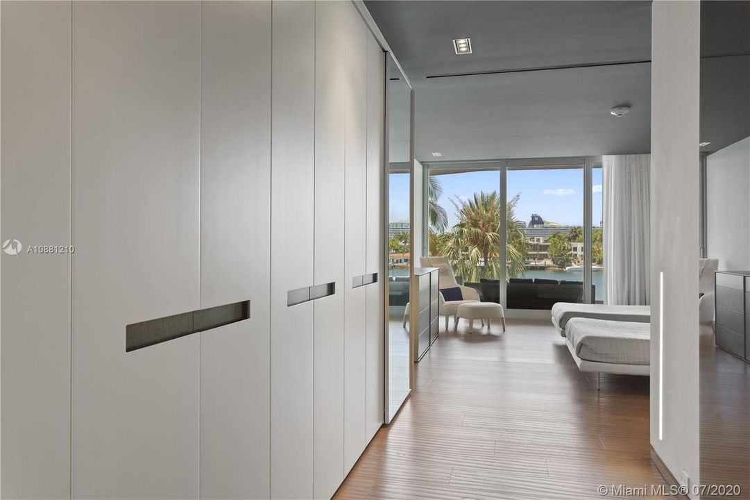 Recently Sold: $27,990,000 (5 beds, 5 baths, 10754 Square Feet)